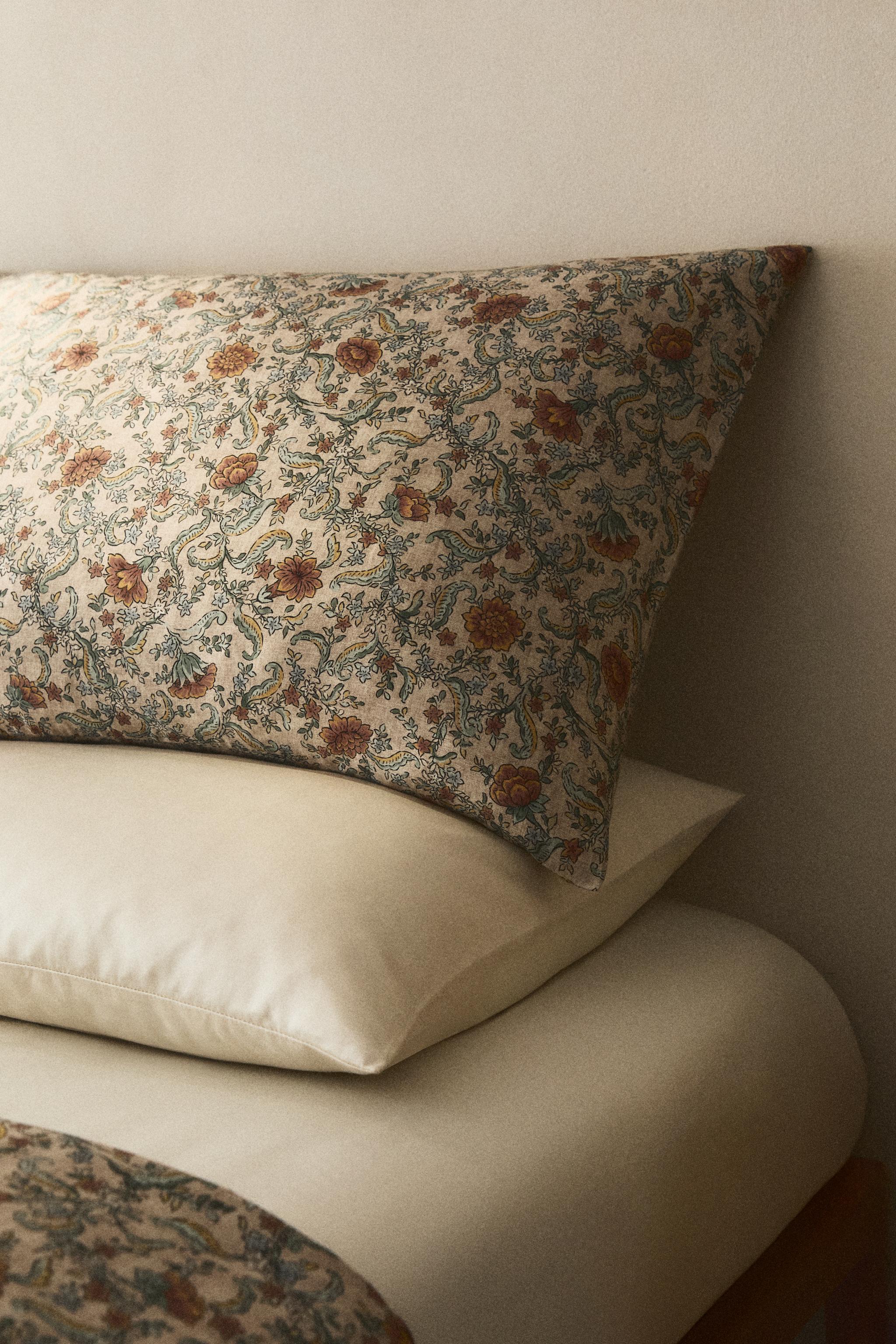 SATEEN PILLOWCASE WITH FLOWERS (300 THREAD COUNT)